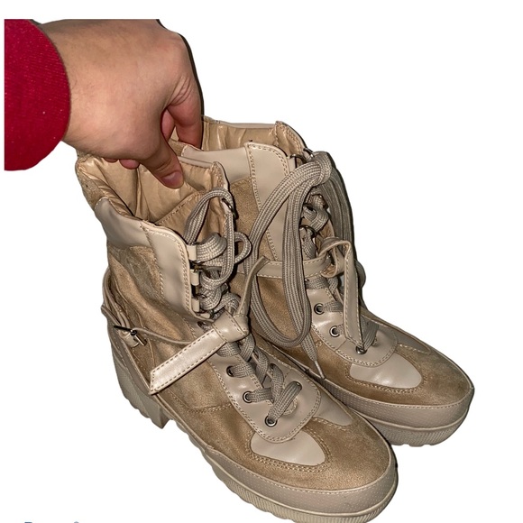 CHUNKY LUG SOLE BOOT! - Picture 1 of 3